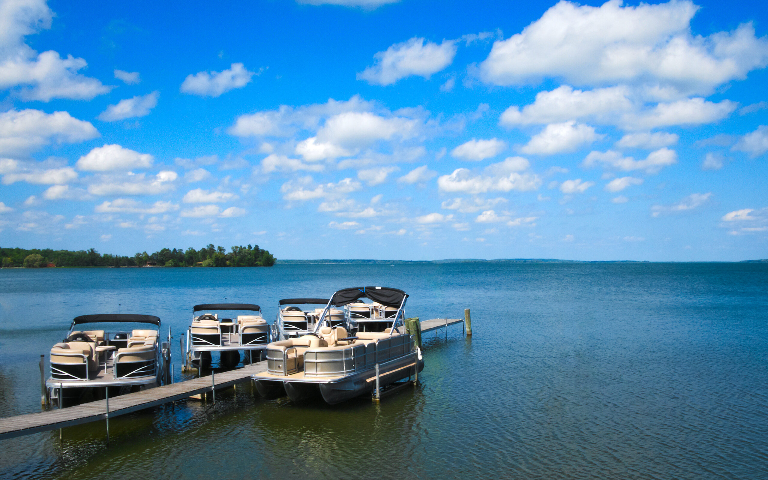 From Leisurely to Lively: Fast Pontoon Boats Are Making Waves